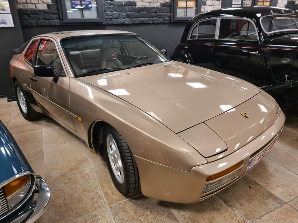 PORSCHE 944