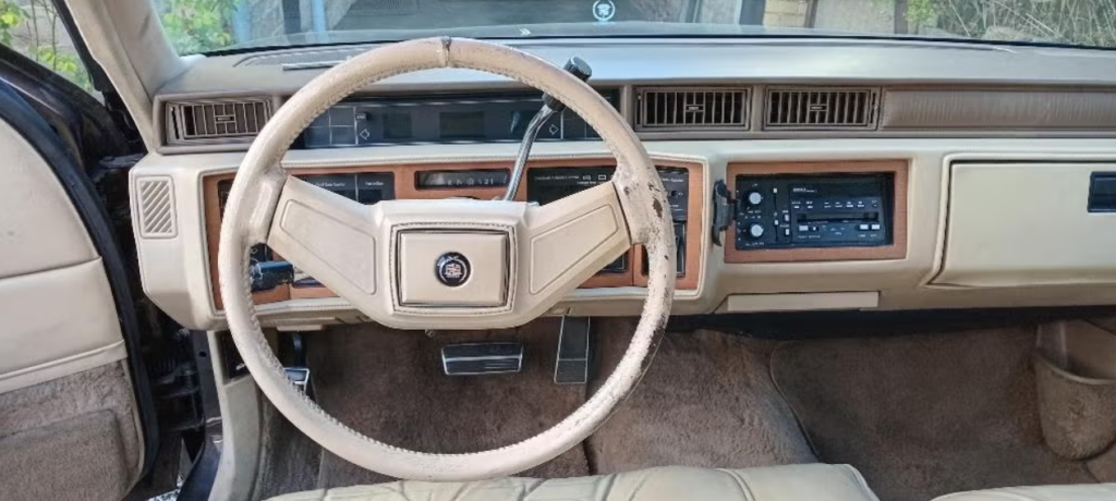 Photo d’illustration du véhicule CADILLAC DEVILLE Fleetwood 4.1