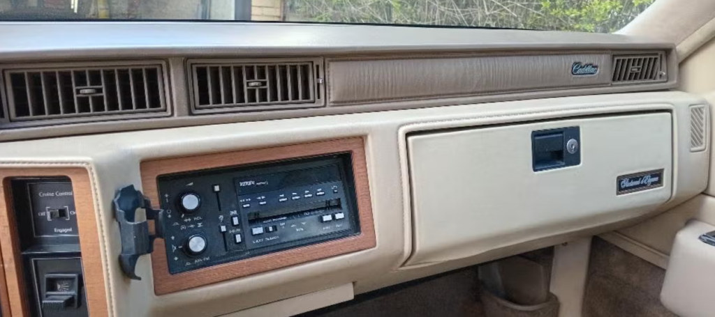 Photo d’illustration du véhicule CADILLAC DEVILLE Fleetwood 4.1