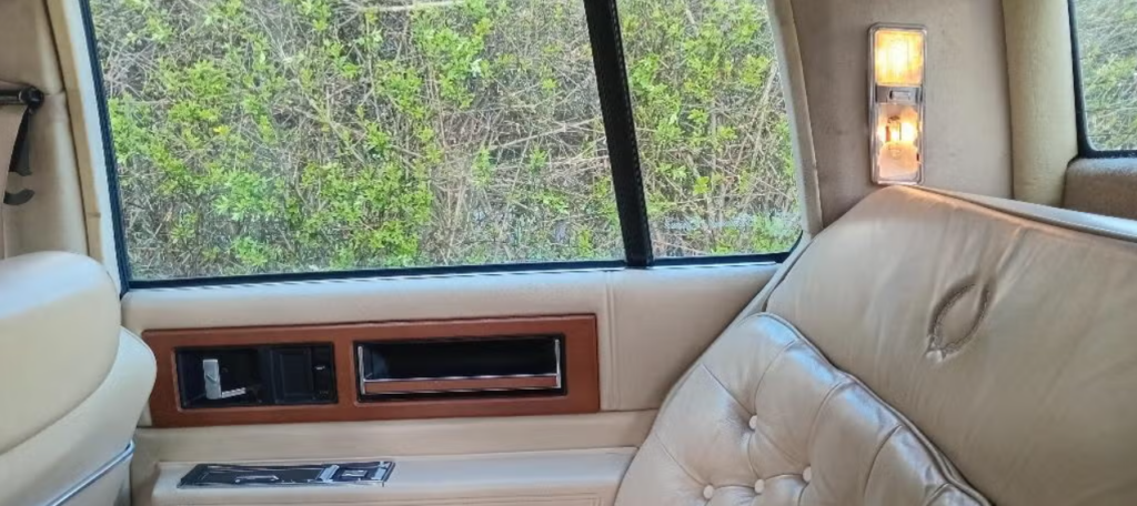 Photo d’illustration du véhicule CADILLAC DEVILLE Fleetwood 4.1