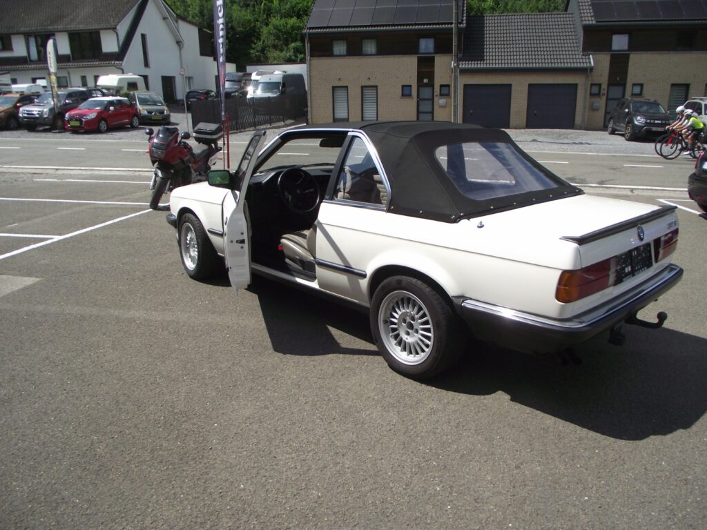 Photo d’illustration du véhicule BMW 323i BAUR Cabriolet